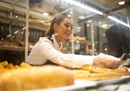 Imagen de una mujer atendiendo una panadería